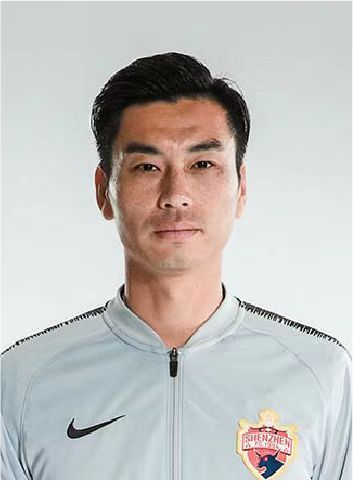 兴奋的年轻妈妈
